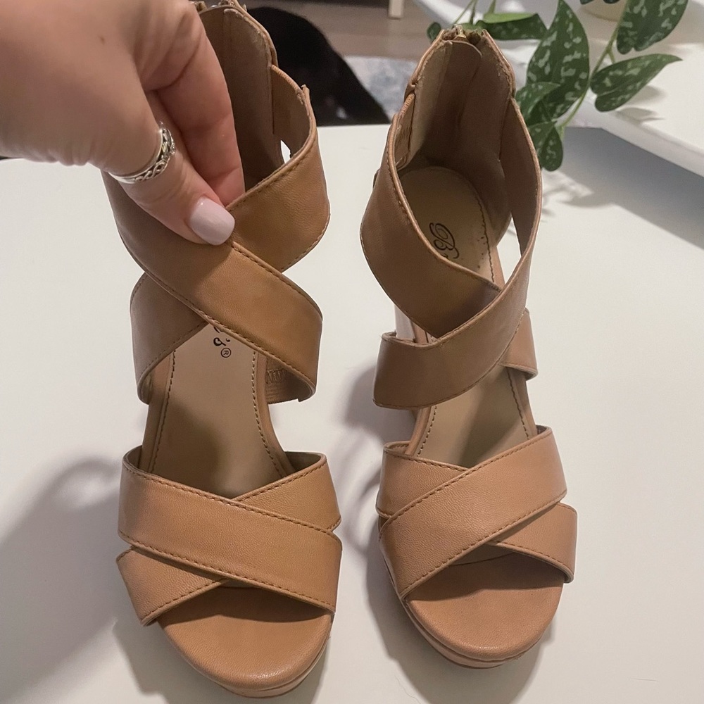 Beige/Nude Breckelle’s Wedges🤍